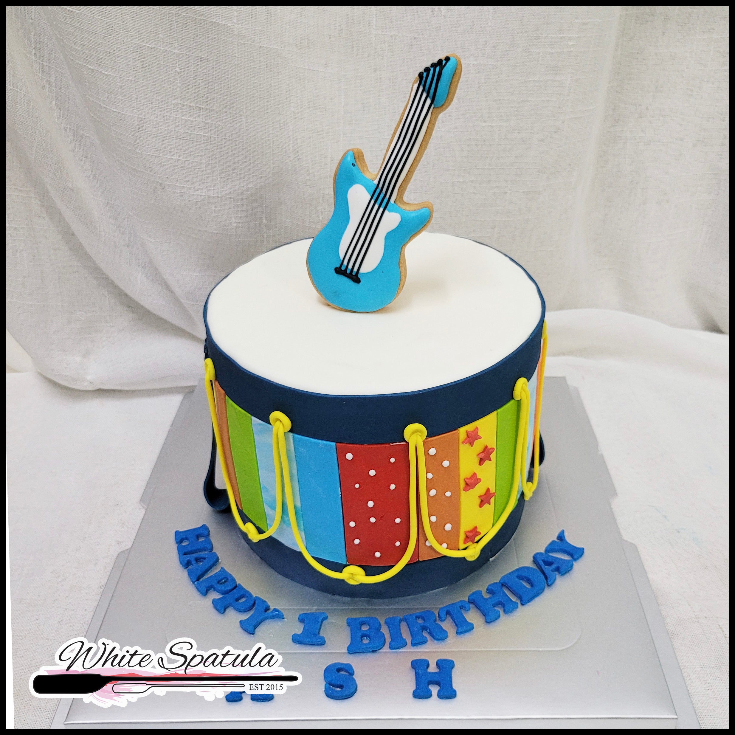 Guitar Themed Cake | Guitar cake | Guitar Birthday Cake – Liliyum  Patisserie & Cafe
